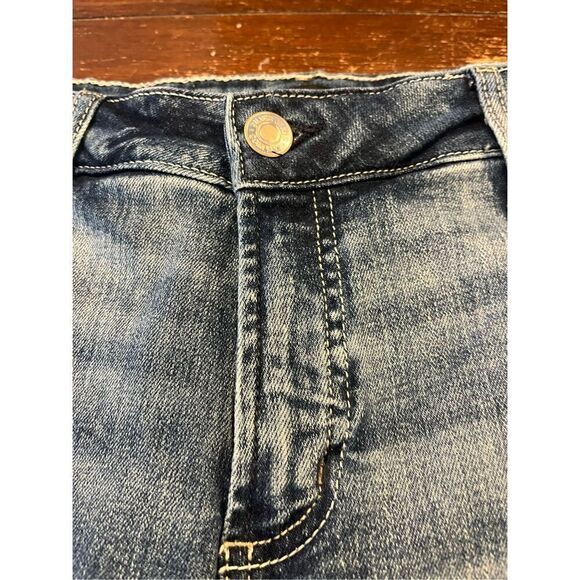 Silver Jeans Co. Women's Suki Mid Rise Curvy Fit Short - Picture 3 of 6